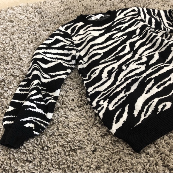 WHITE CLOSET ZEBRA PRINT SWEATER - Picture 4 of 7